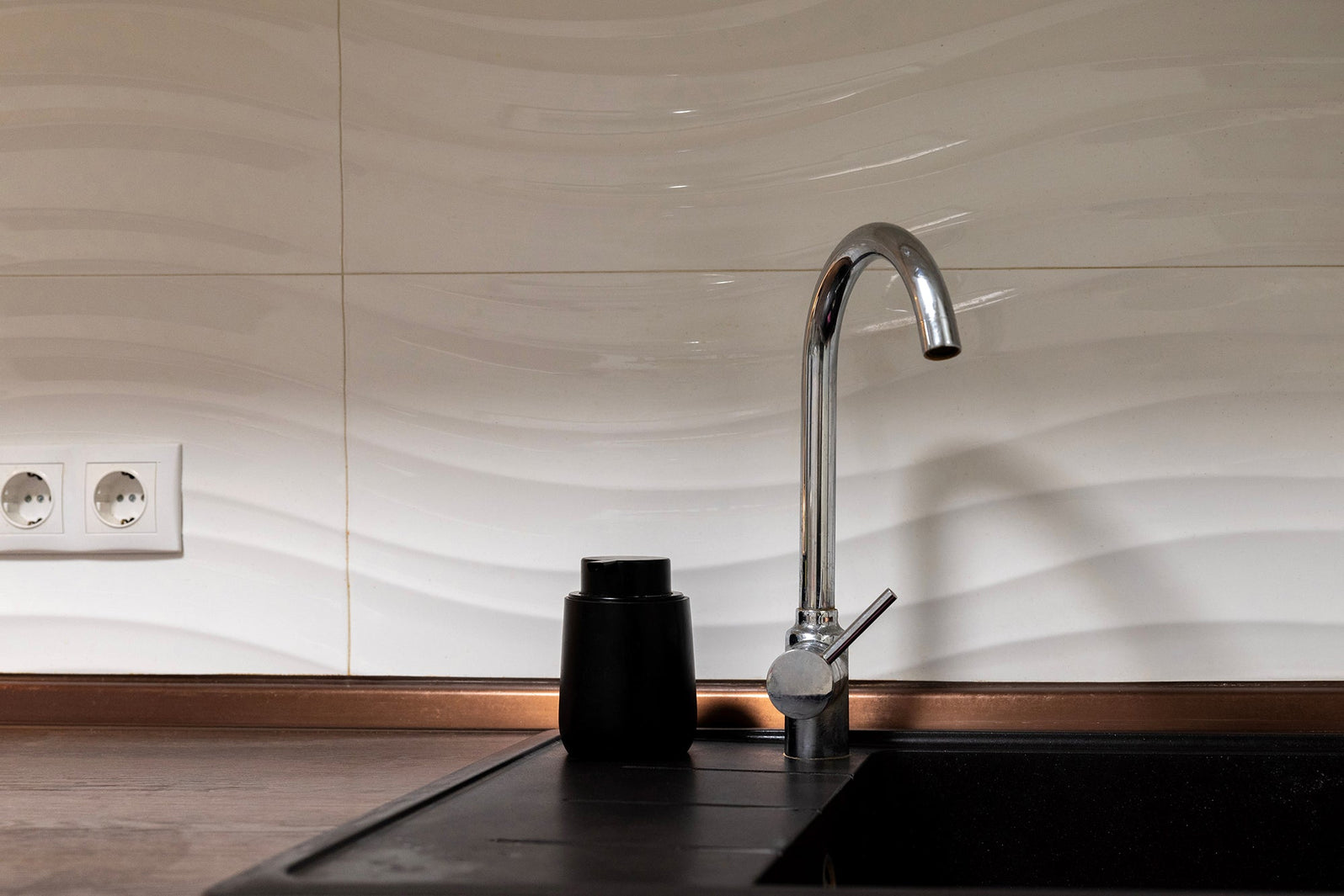 Single-bowl, double-bowl and drainer kitchen sink layouts