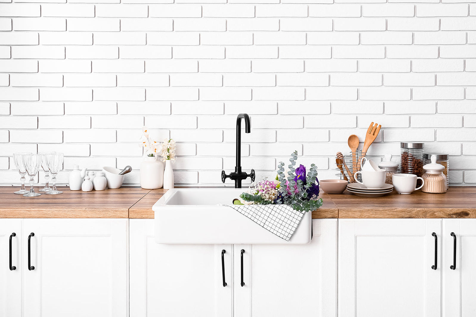 Fireclay vs Granite-Stone Farmhouse Sinks: Which Is Right for Your Kitchen?