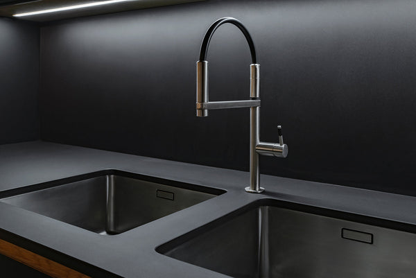 Pull-out kitchen mixer with an extendable spray head