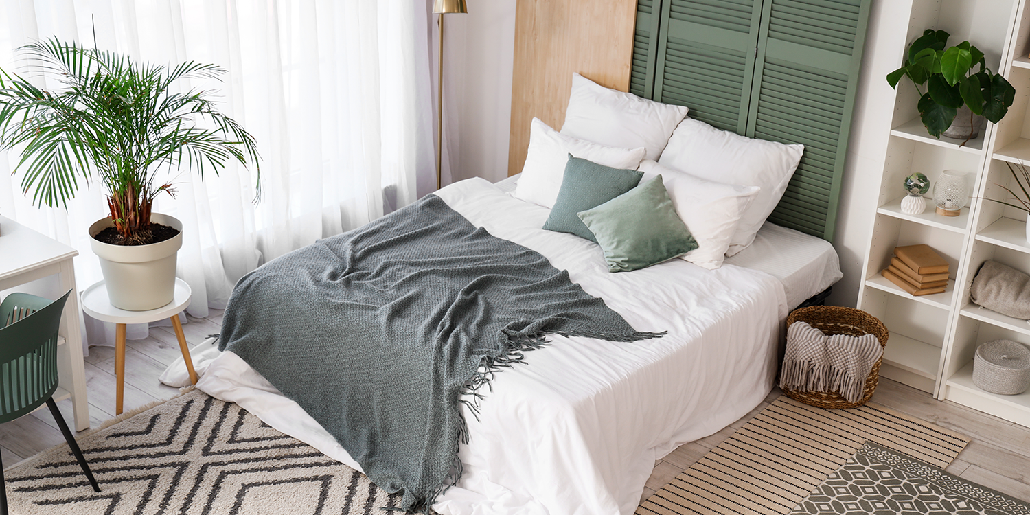 Layered bedding suitable for comfortable use throughout the year