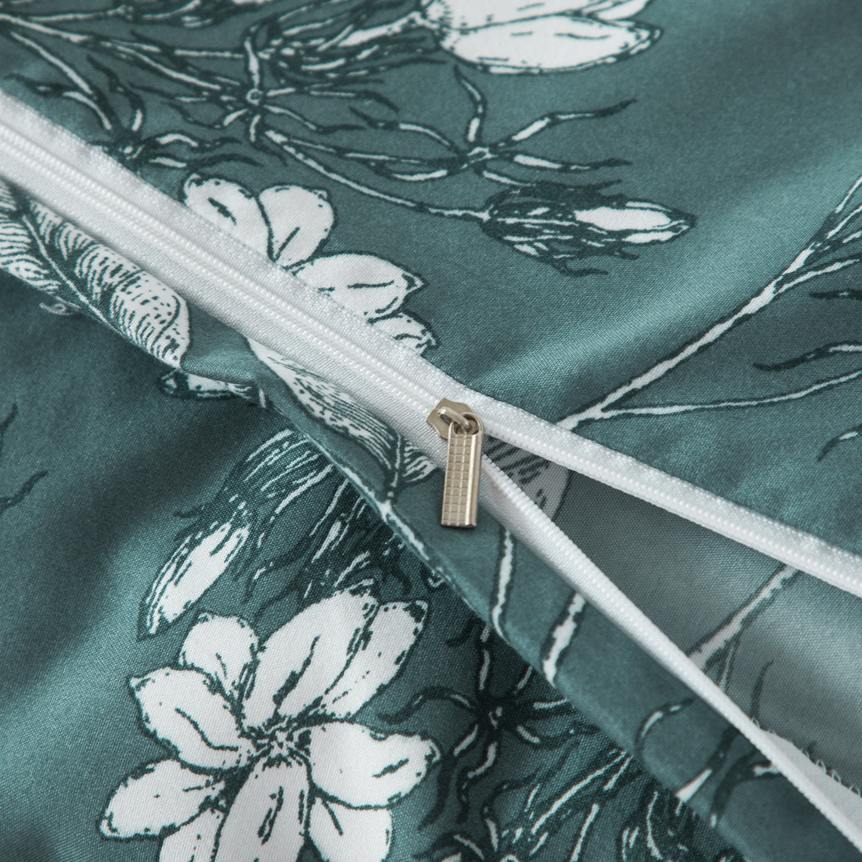 Forest green brushed microfibre quilt cover set with white florals. Elegant, durable, and easy-care. Includes 1 quilt cover and 2 pillowcases.-Bedding-Single-Ezymall AU