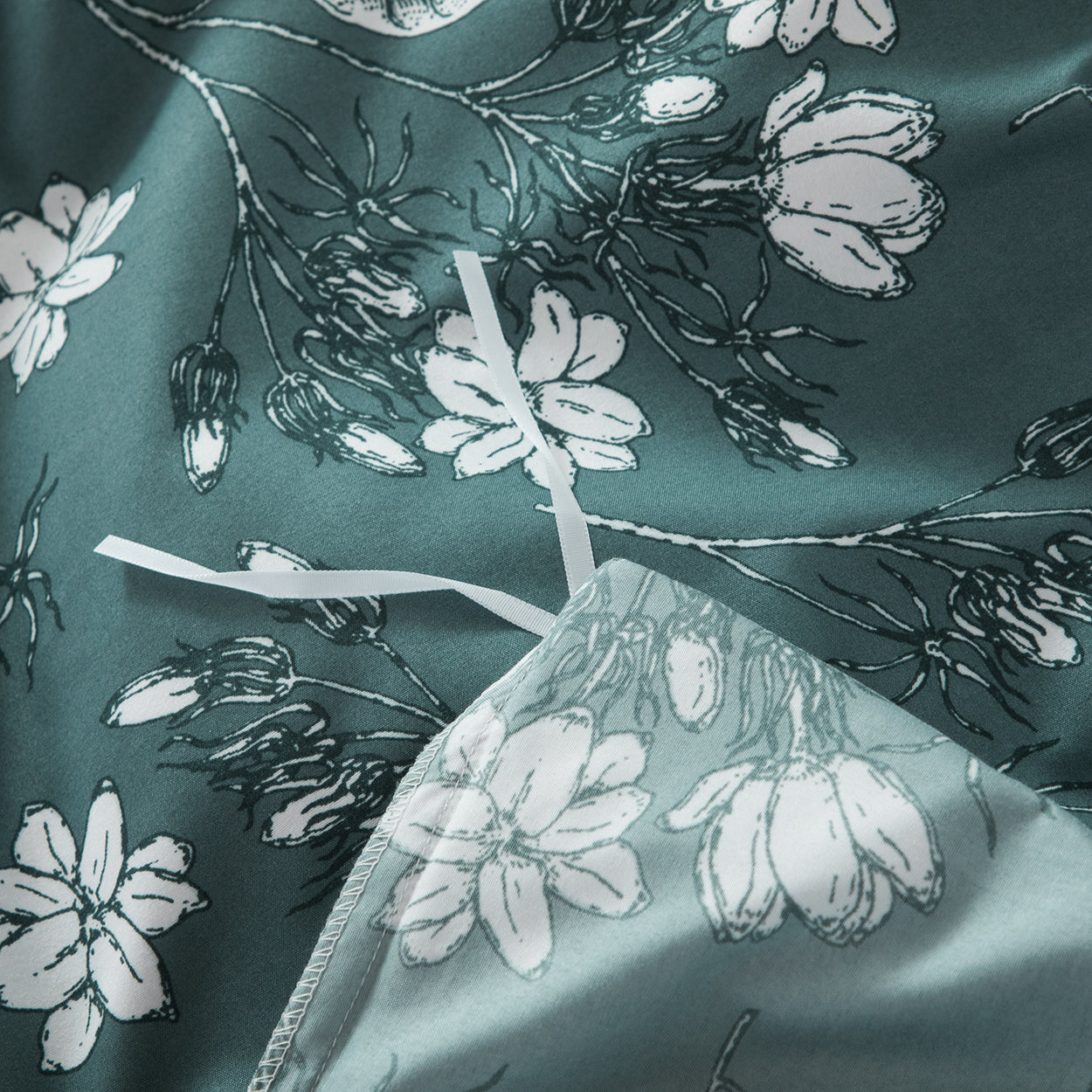 Forest green brushed microfibre quilt cover set with white florals. Elegant, durable, and easy-care. Includes 1 quilt cover and 2 pillowcases.-Bedding-Single-Ezymall AU