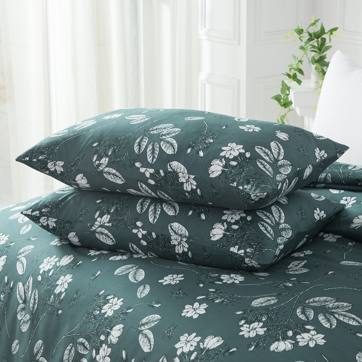 Forest green brushed microfibre quilt cover set with white florals. Elegant, durable, and easy-care. Includes 1 quilt cover and 2 pillowcases.-Bedding-Single-Ezymall AU