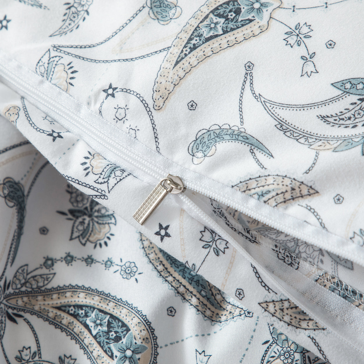 Elegant brushed microfibre quilt cover with a white paisley design. Soft, durable, and wrinkle-resistant. Includes 1 quilt cover and 2 pillowcases.-Bedding-Single-Ezymall AU