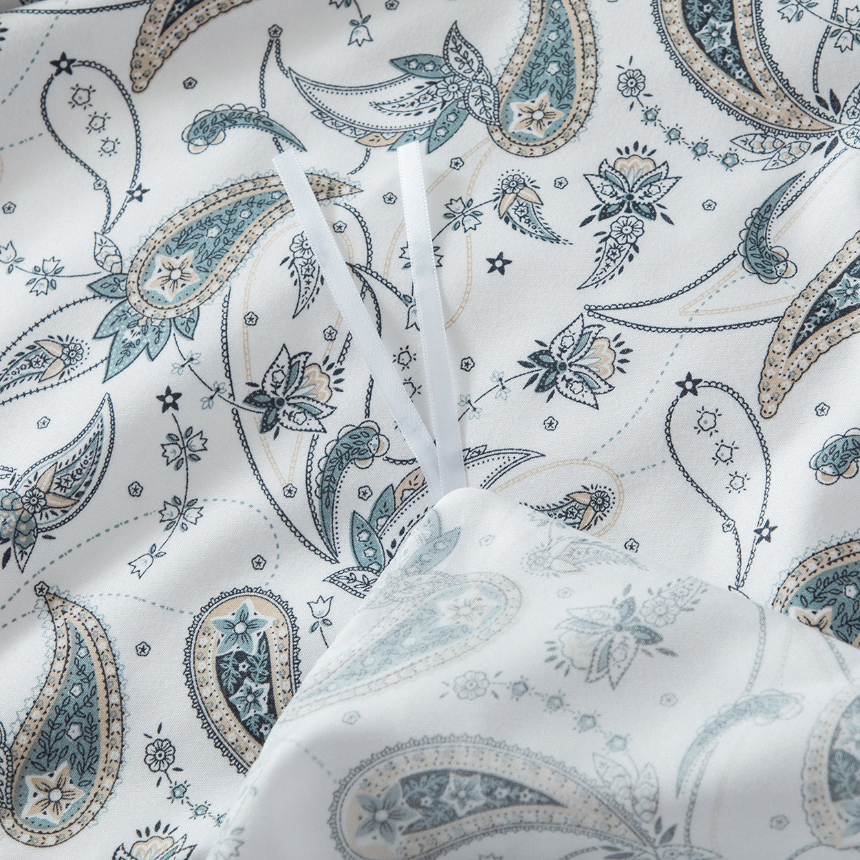 Elegant brushed microfibre quilt cover with a white paisley design. Soft, durable, and wrinkle-resistant. Includes 1 quilt cover and 2 pillowcases.-Bedding-Single-Ezymall AU