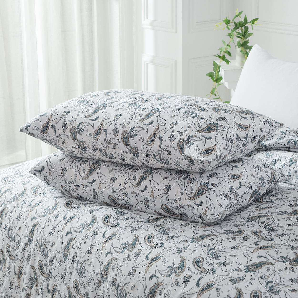 Elegant brushed microfibre quilt cover with a white paisley design. Soft, durable, and wrinkle-resistant. Includes 1 quilt cover and 2 pillowcases.-Bedding-Single-Ezymall AU