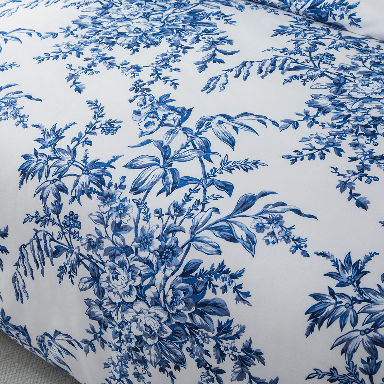 Blue and white floral brushed microfibre quilt cover set. Soft, elegant, and easy-care. Includes 1 quilt cover and 2 pillowcases for year-round comfort.-Bedding-Single-Ezymall AU