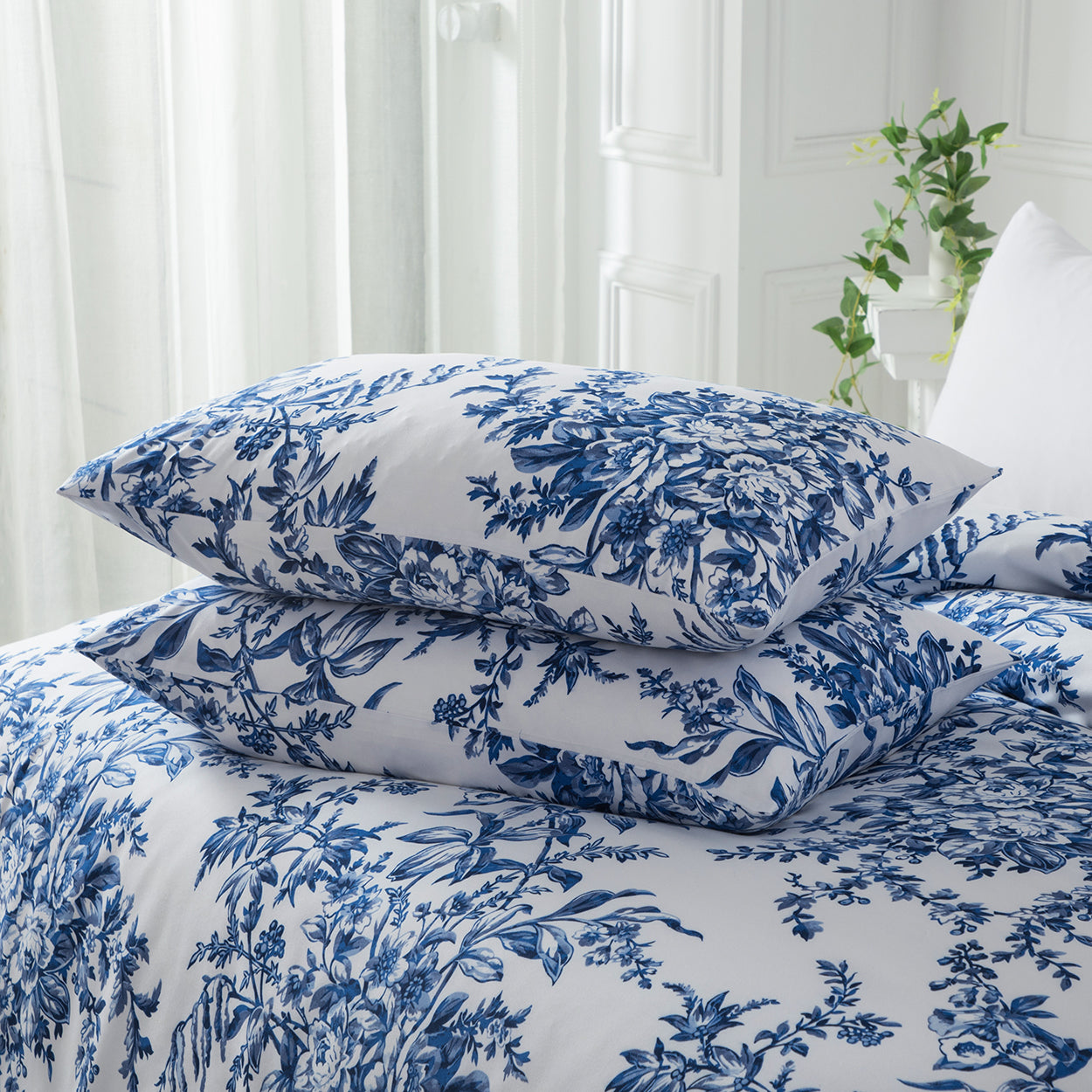 Blue and white floral brushed microfibre quilt cover set. Soft, elegant, and easy-care. Includes 1 quilt cover and 2 pillowcases for year-round comfort.-Bedding-Single-Ezymall AU